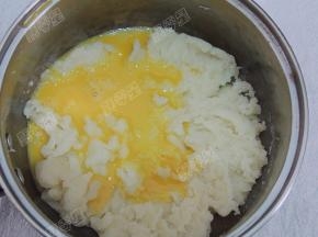 等面糊冷却到不太烫手的时候，就可以加入鸡蛋了。先加入少量鸡蛋，完全搅拌到面糊把鸡蛋都吸收以后，再加下一次