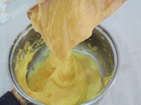 配方里的鸡蛋不一定需要全部加入，加入鸡蛋以后，面糊会变得越来越湿润细滑，挑起面糊，面糊呈倒三角形状，尖角到底部的程度约4CM左右，并且不会滑落就可以了