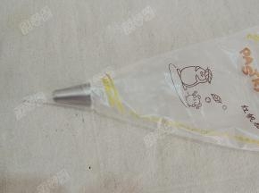 菊花形裱花嘴装入裱花袋中