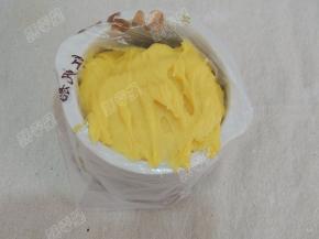 把裱花袋套在一个杯子上，将面糊装入裱花袋