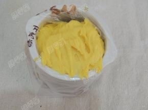 把裱花袋套在一个杯子上，将面糊装入裱花袋