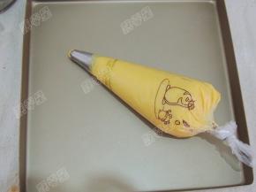 将面糊装入裱花袋