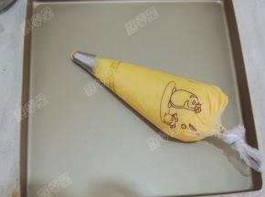 将面糊装入裱花袋