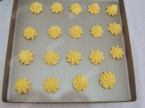 把面糊挤在烤盘上