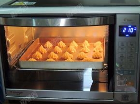 把烤盘送入预热好210度的烤箱。烤15分钟