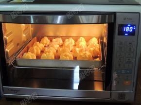 当泡芙膨胀起来以后，把温度降低到180度，继续烤25分钟