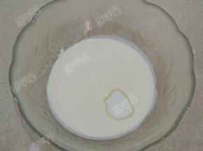 200ML淡奶油加入20G细砂糖