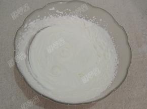 用电动打蛋器打发，然后装入裱花袋中