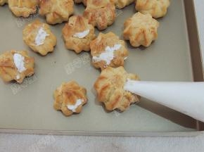 泡芙完全冷却后，用小刀在上部三分之一处切一刀，将奶油挤入中空部分就可以了