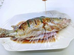 最后用保鲜膜封上，再用牙签在保鲜膜上扎几个孔，放入冰箱腌制40分钟。(上海天气还是比较热，所以需要放冰箱腌制，如果比较凉快的话，室温腌制即可)