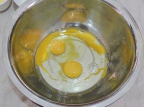取一个干净的盆，将鸡蛋打入