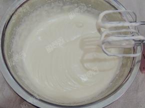 开高速搅打到体积膨大，颜色发白，转低速搅打到细腻，无大泡，划过有花纹，不易消失