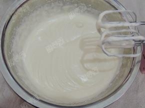 开高速搅打到体积膨大，颜色发白，转低速搅打到细腻，无大泡，划过有花纹，不易消失