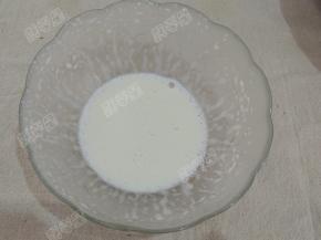 将色拉油和牛奶放入碗中搅打均匀