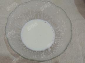 将色拉油和牛奶放入碗中搅打均匀