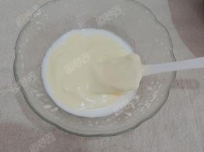 将色拉油和牛奶放入碗中搅打均匀