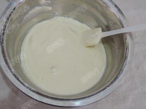 用橡皮刮刀翻拌均匀