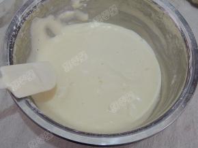 然后重新倒回蛋糊盆中