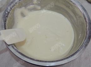 然后重新倒回蛋糊盆中