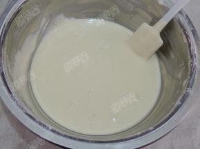 然后重新倒回蛋糊盆中