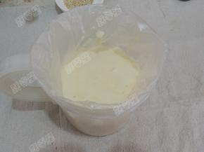 将稀蛋糊与盆内的蛋糊混合，翻拌均匀