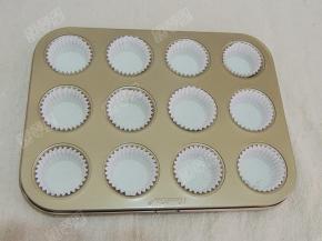 将纸杯码在烤盘内