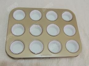 将纸杯码在烤盘内