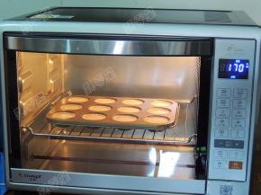 烤箱预热160度，将烤盘放入中下层