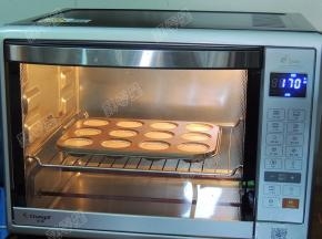 烤箱预热160度，将烤盘放入中下层