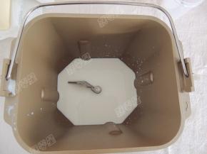 150g纯牛奶放入面包机内胆