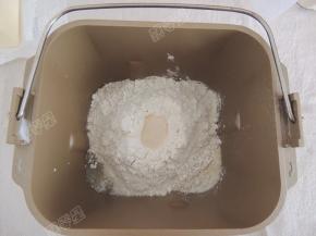 在不同的角落放入2g盐，20g白砂糖，中间放入耐高糖酵母3g，面包机启动一个揉面程序