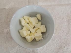 面团收圆放入盆中，盖上保鲜膜发酵