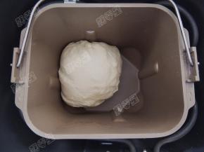 将面团揉至可拉出薄膜的扩展阶段