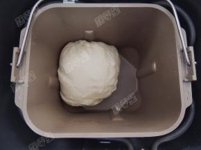 将面团揉至可拉出薄膜的扩展阶段