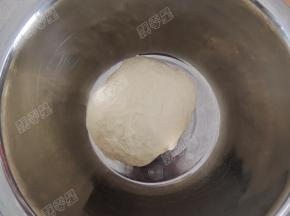 面团收圆放入盆中，盖上保鲜膜发酵