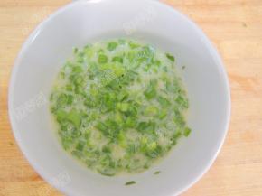 将40克黄油切小块隔热水融化