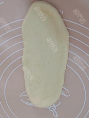 取一份面团擀成椭圆形