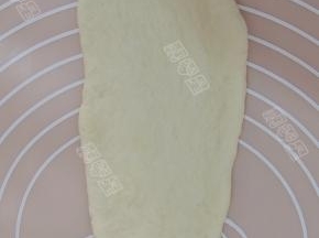 取一份面团擀成椭圆形