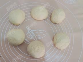 发酵好的面团排气平分六等份揉圆，静置十五分钟