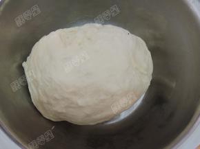 面团发酵到用手指沾干面戳洞不回弹