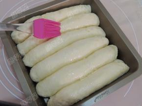 摆放在烤盘内盖上保鲜膜二发