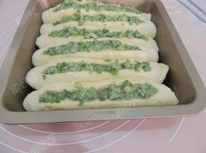 将冷藏的葱馅儿均匀的抹在开口处