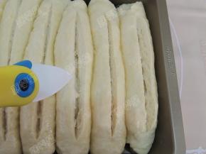 发酵至两倍大小后，在表面刷蛋液