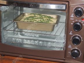 烤箱180度预热，将烤盘放入烤箱中下层