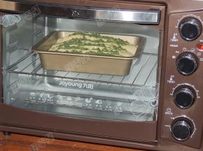 烤箱180度预热，将烤盘放入烤箱中下层