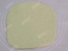 面团擀成3-5毫米的面皮