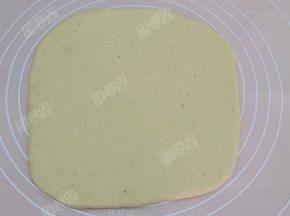 面团擀成3-5毫米的面皮