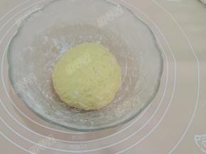 揉成面团，饧二十分钟