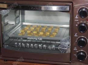 再转180度烤5分钟至表面金黄色，取出冷却即可