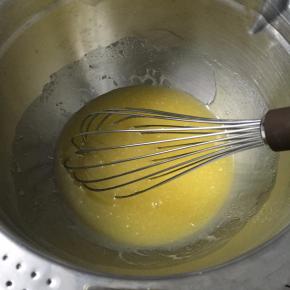 将玉米油、糖粉、全蛋液、盐混合搅拌至糖粉完全融化。